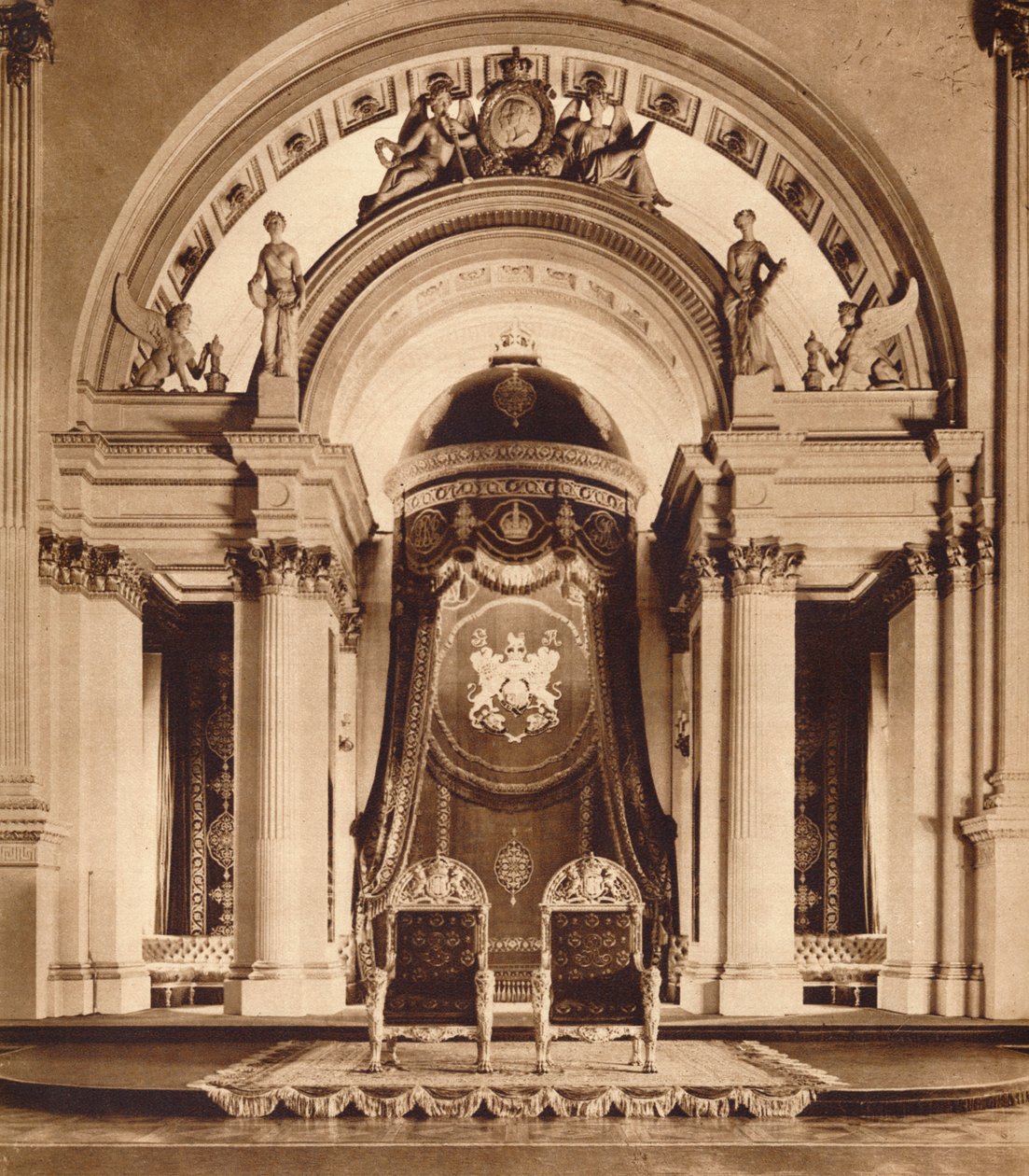 Trony w sali balowej Pałacu Buckingham, 1935 autorstwa Unbekannt