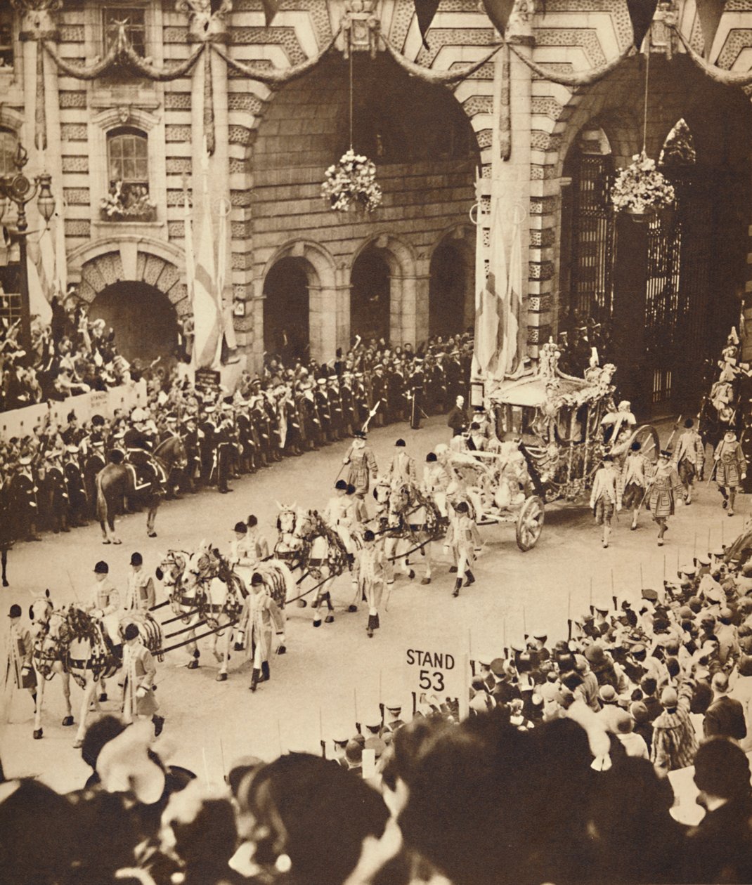 Przez Łuk Admiralicji, 12 maja 1937 autorstwa Unbekannt