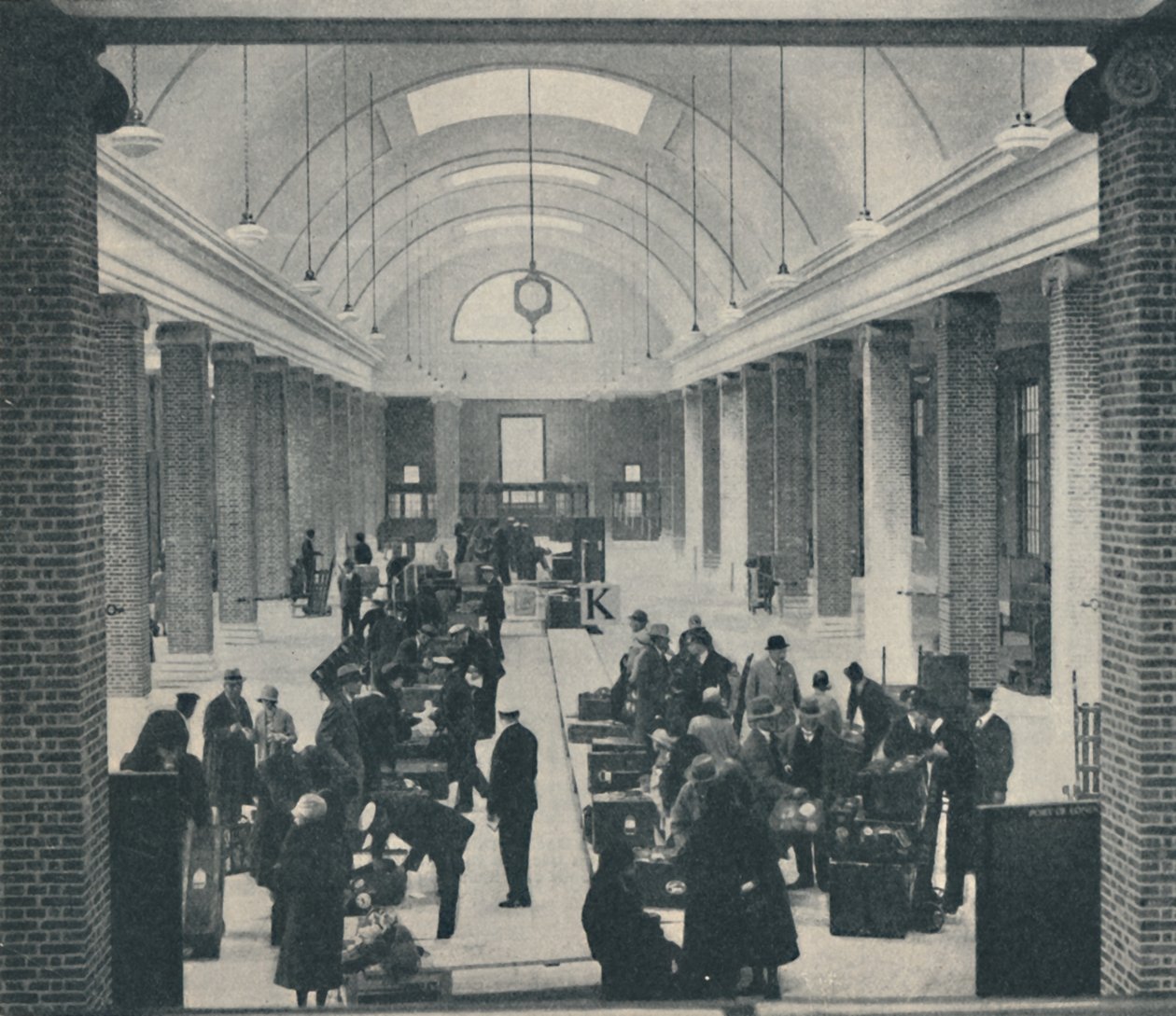 Bagaż pasażerski Tilbury zbadany w przestronnym nowym budynku, 1937 autorstwa Unbekannt