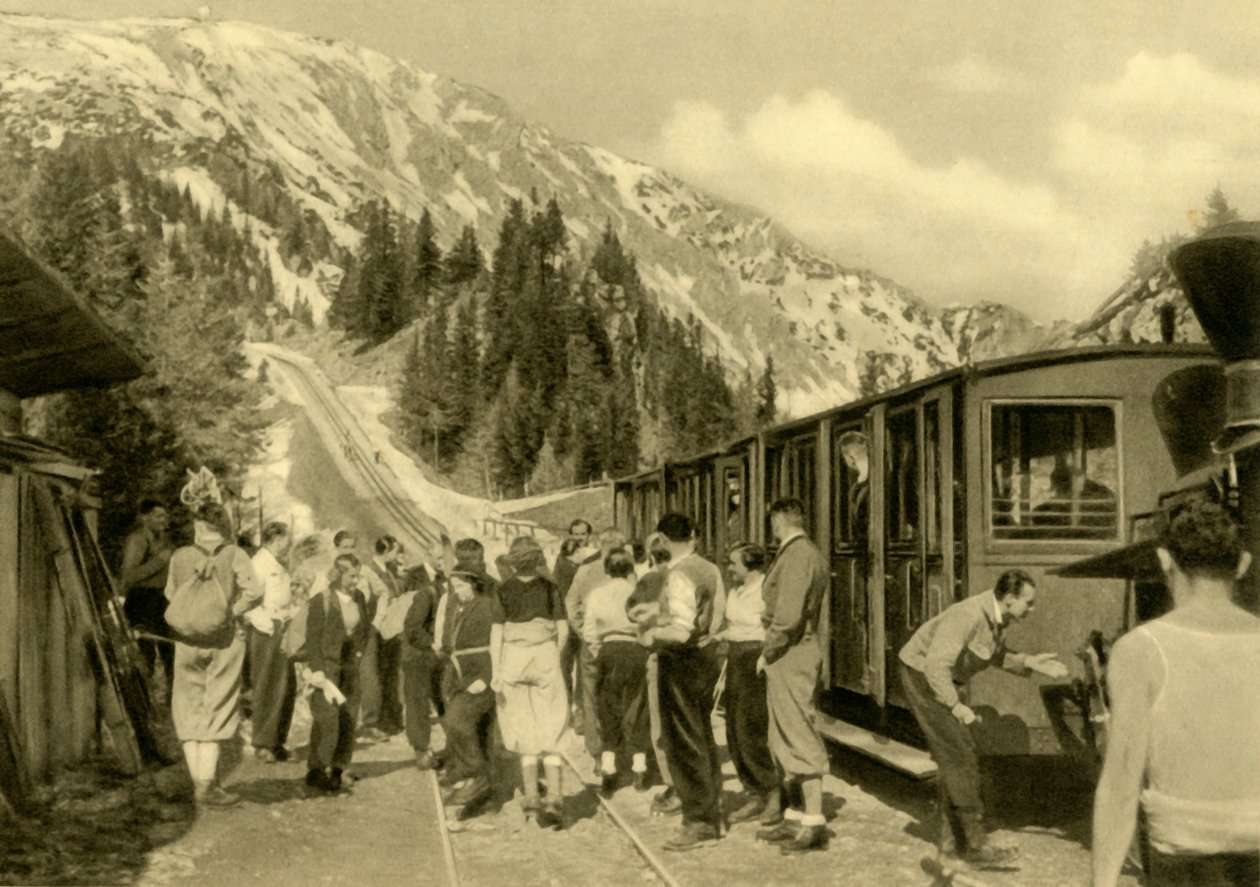 Turyści na stacji Baumgartnerhaus na linii kolejowej Schneeberg, Dolna Austria, c1935. autorstwa Unbekannt