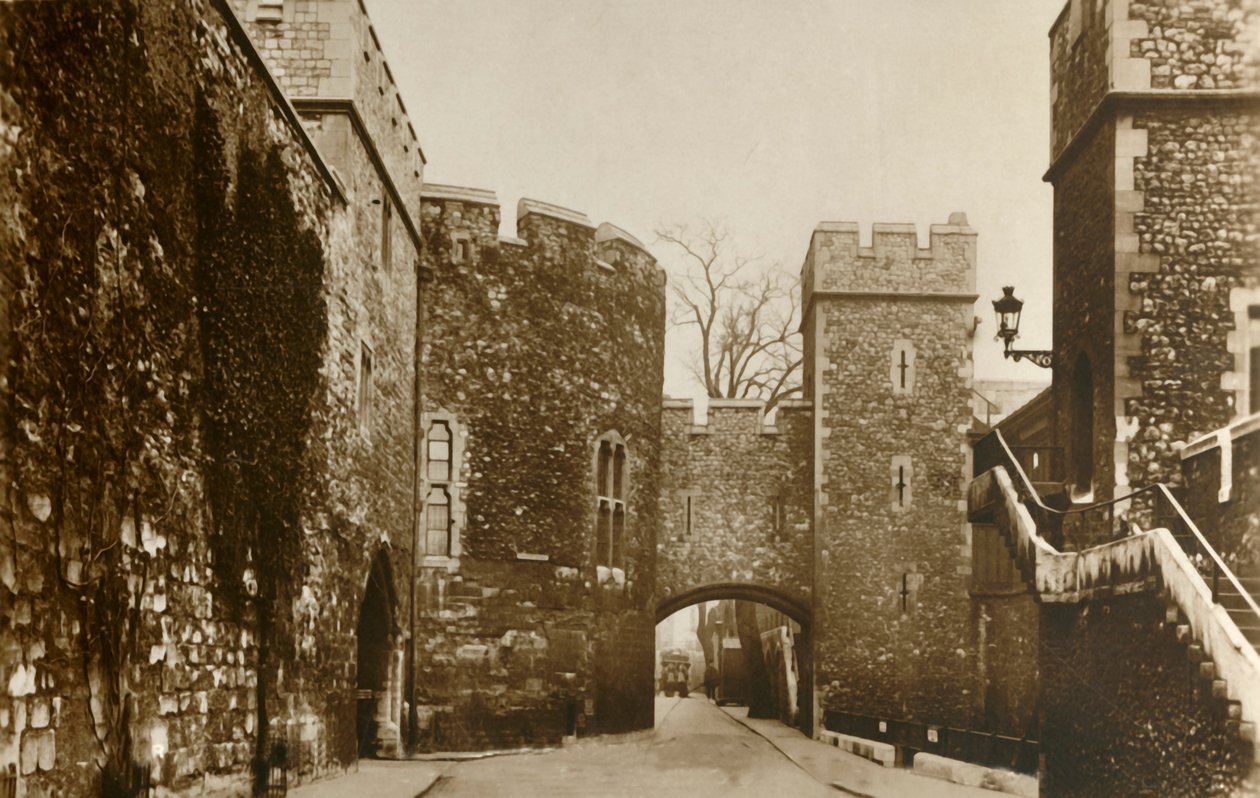 Tower of London... Krwawa Wieża... St. Thomass Tower i Wakefield Tower, c1910. autorstwa Unbekannt