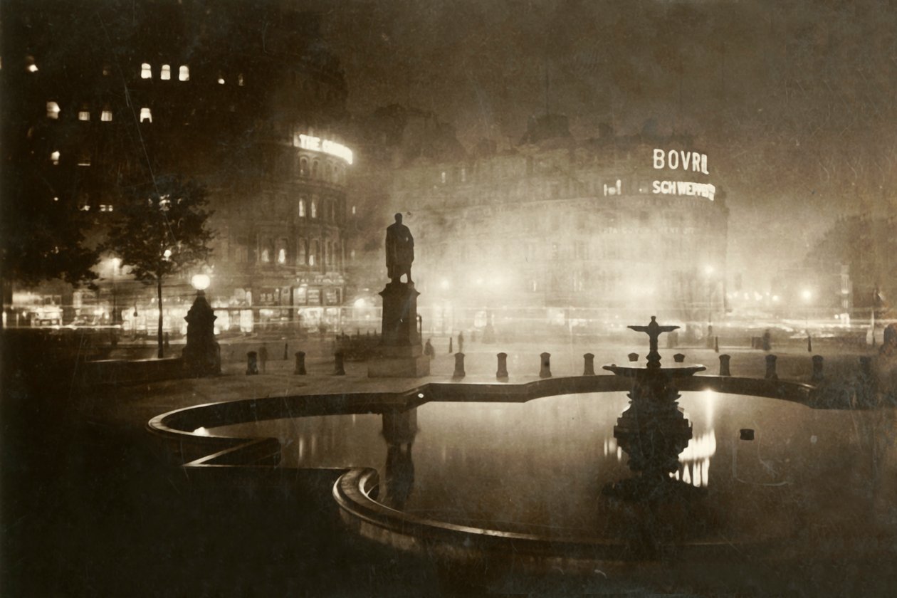 Plac Trafalgarski. Patrząc w kierunku Charing Cross. Londyn nocą, 1928. autorstwa Unbekannt