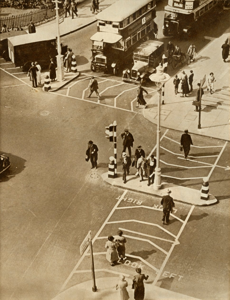 Ruch uliczny i piesi na Trafalgar Square, Londyn, 1935. autorstwa Unbekannt