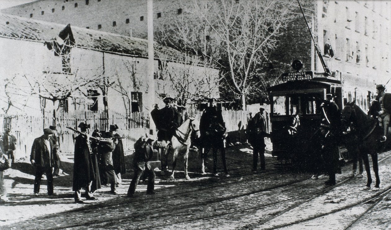 Strajk tramwajowy w Madrycie, oskarżenie straży obywatelskiej o strajkujących, którzy próbują zatrzymać tramwaj, opublikowane w czasopiśmie „Nuevo Mundo”, grudzień 1919 (zdjęcie czarno-białe) autorstwa Unbekannt