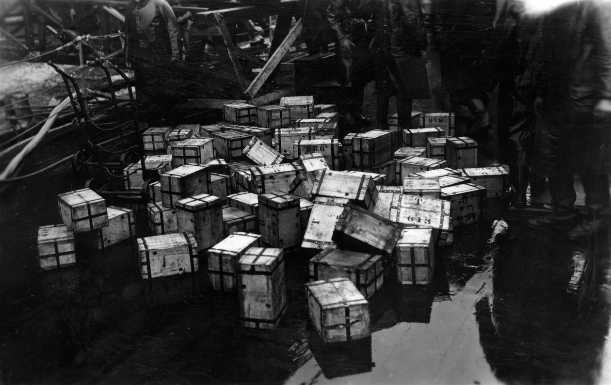 Transport 14 000 000 funtów sztabek na brytyjski pancernik HMS Malaya, 1940 autorstwa Unbekannt