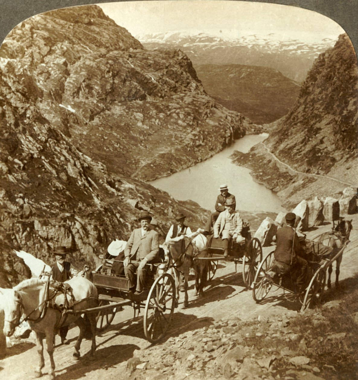 Podróżni na górskiej drodze przez dziki wąwóz Seljestad, Norwegia, c1905. autorstwa Unbekannt