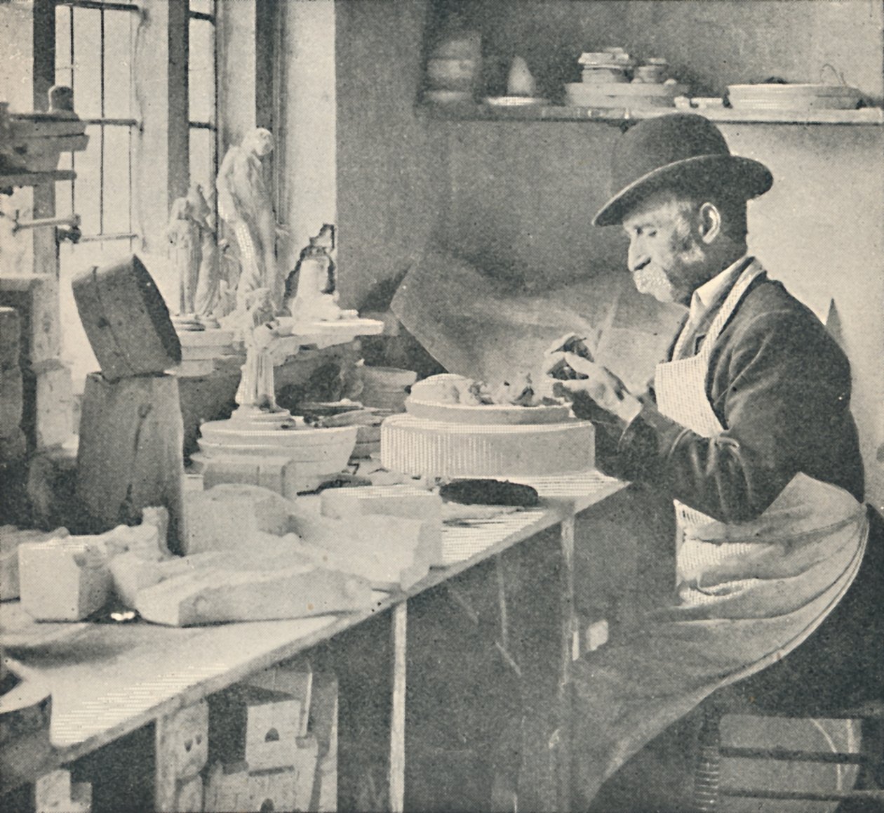 Przycinanie części surowej gliny, ok. 1917 r. autorstwa Unbekannt