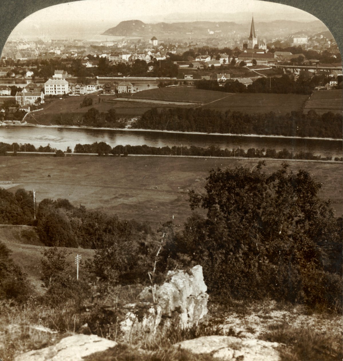 Trondhjem, jego domy, magazyny i katedra, pomiędzy rzeką Nid a fiordem, Norwegia, 1905. autorstwa Unbekannt