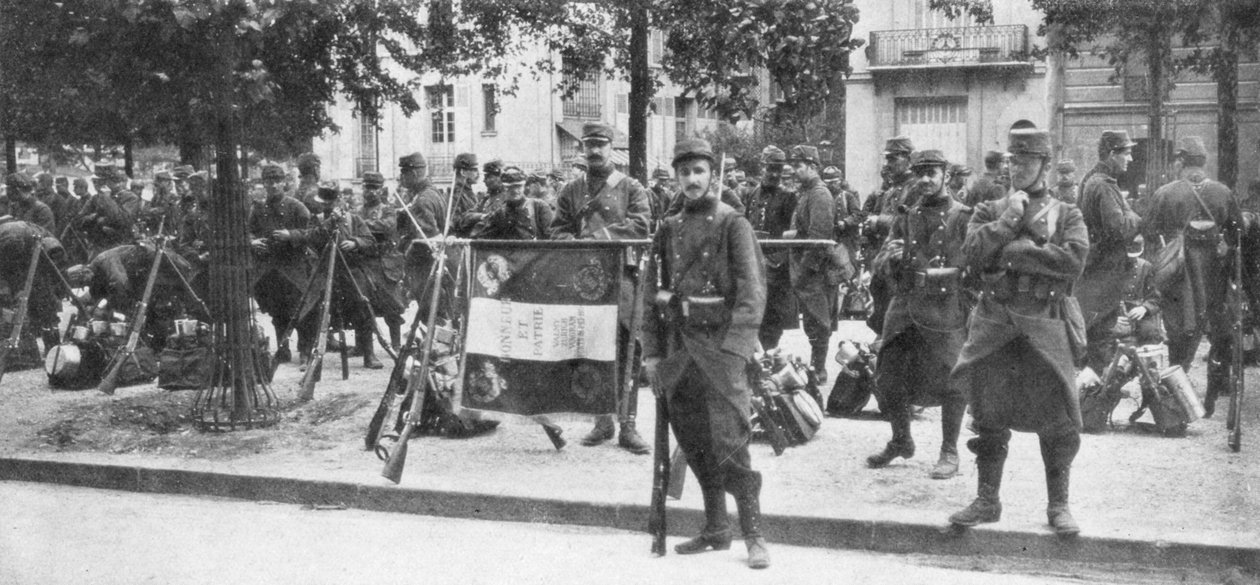 Oddziały i flaga francuskiej 102. piechoty, Saint-Francois-Xavier, Paryż, Francja, sierpień 1914 autorstwa Unbekannt
