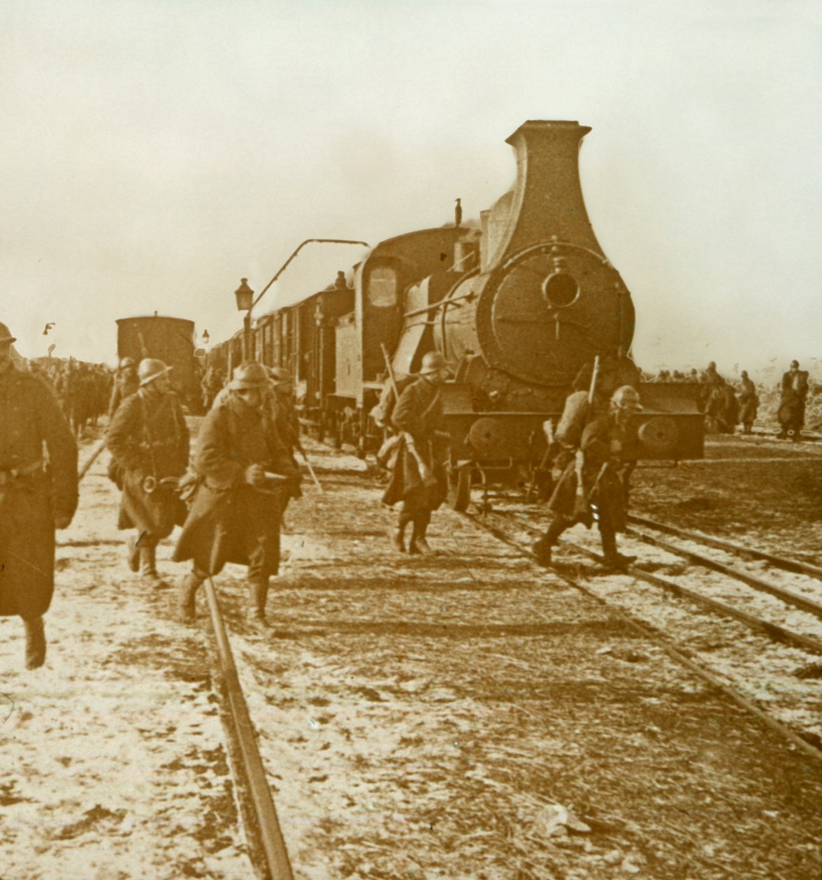 Oddziały wysiadające z pociągu parowego, c1914-c1918 autorstwa Unbekannt