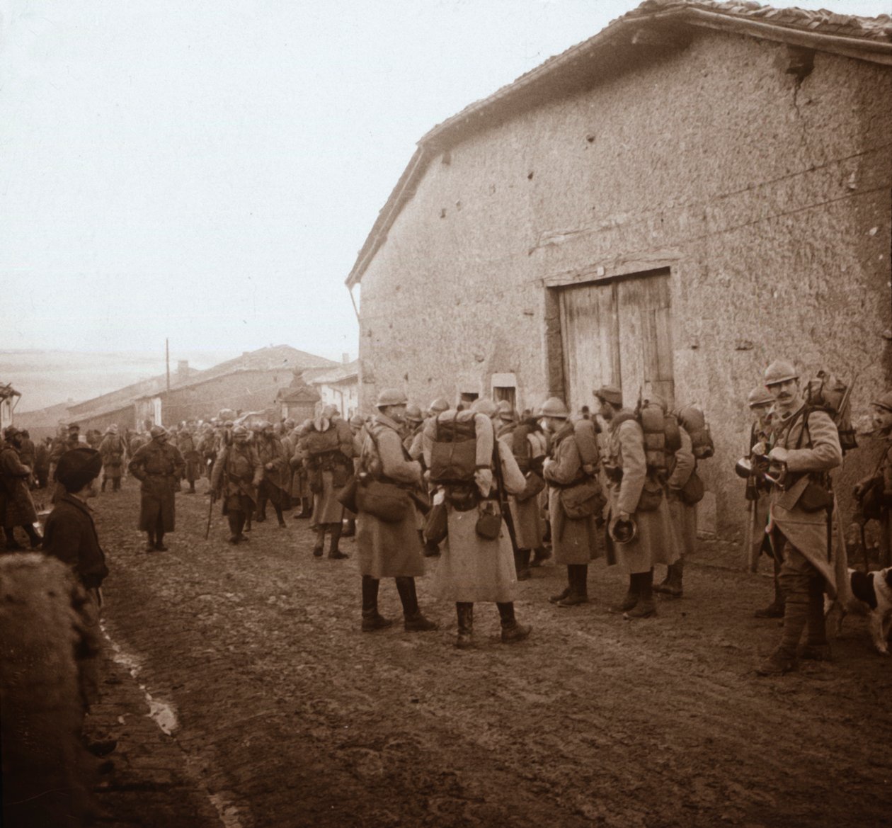 Żołnierze z paczkami na plecach, Somma, północna Francja, c1914-c1918 autorstwa Unbekannt