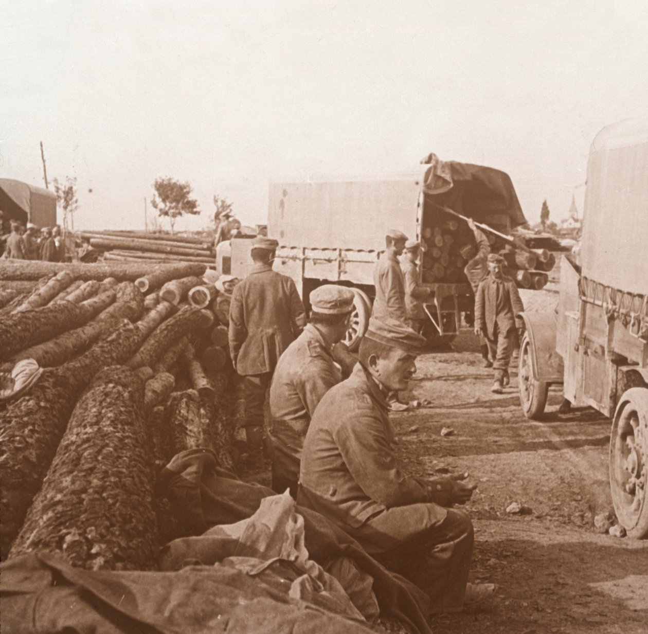 Ciężarówki na Voie Sacrée, Verdun, północna Francja, c1914-c1918. autorstwa Unbekannt