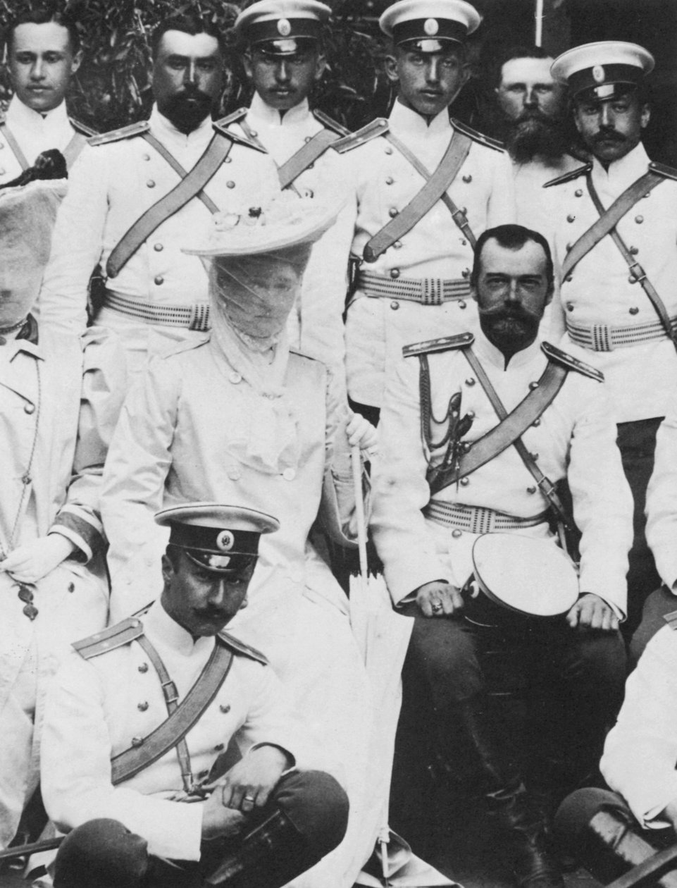 Car Mikołaj II i caryca Aleksandra Fiodorowna z Rosji z grupą oficerów armii, c1904 autorstwa Unbekannt