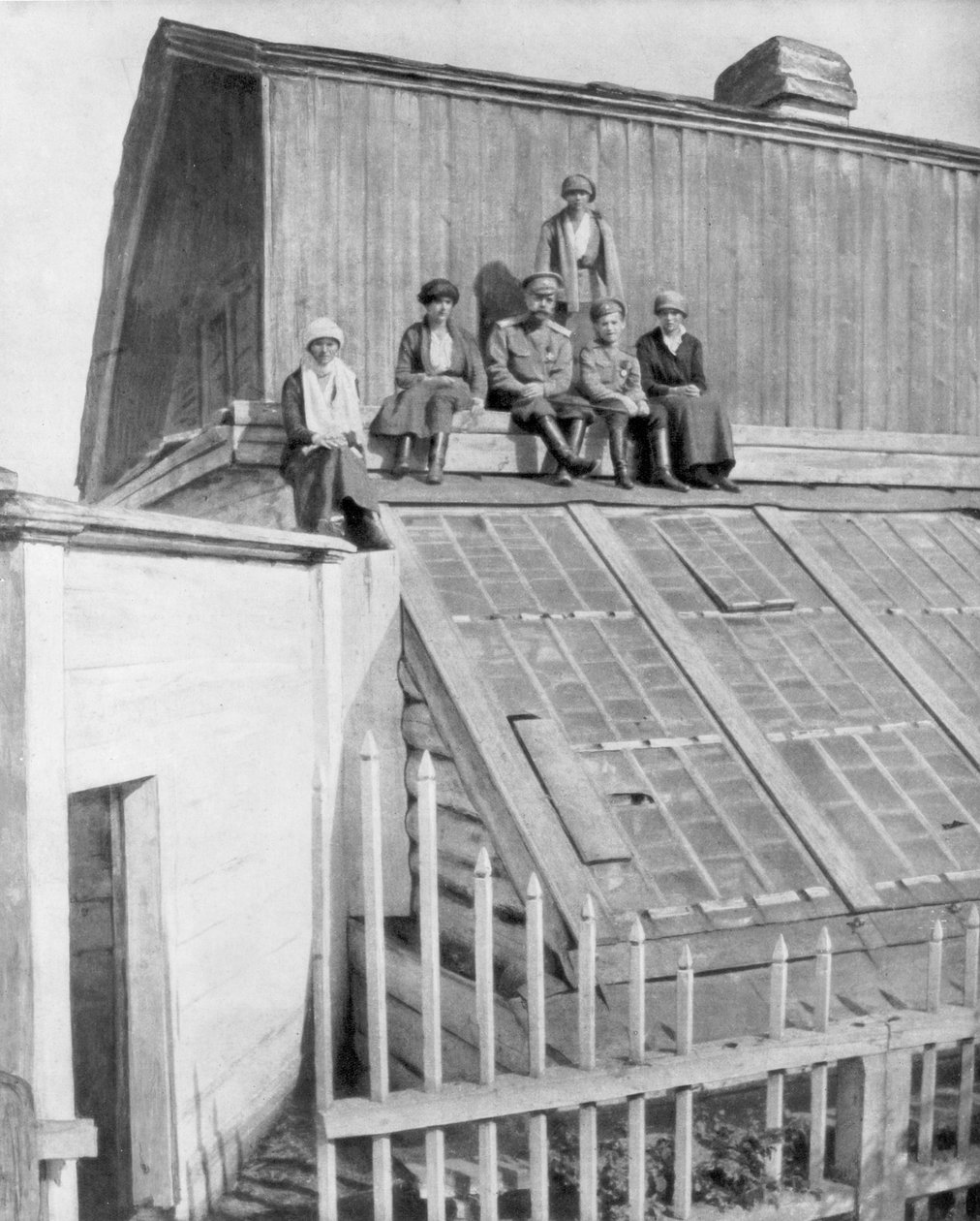 Car Mikołaj II i jego dzieci siedzący na szklarni, Tobolsk, Syberia, Rosja, 1917 autorstwa Unbekannt
