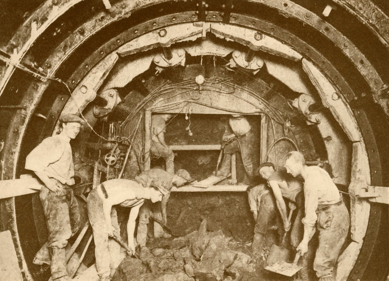 Wykopanie tunelu rurowego za pomocą tarczy wiertniczej z głowicą, c1930. autorstwa Unbekannt