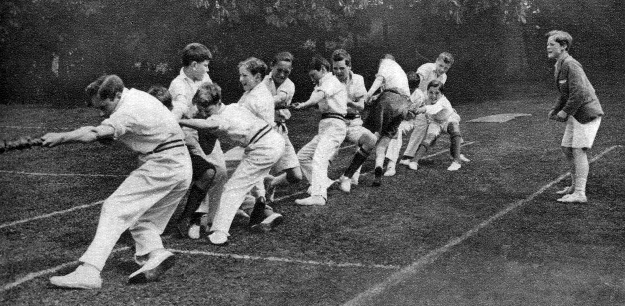 Przeciąganie liny podczas dnia sportowego Mill Hill Junior School, Londyn, 1926-1927 autorstwa Unbekannt