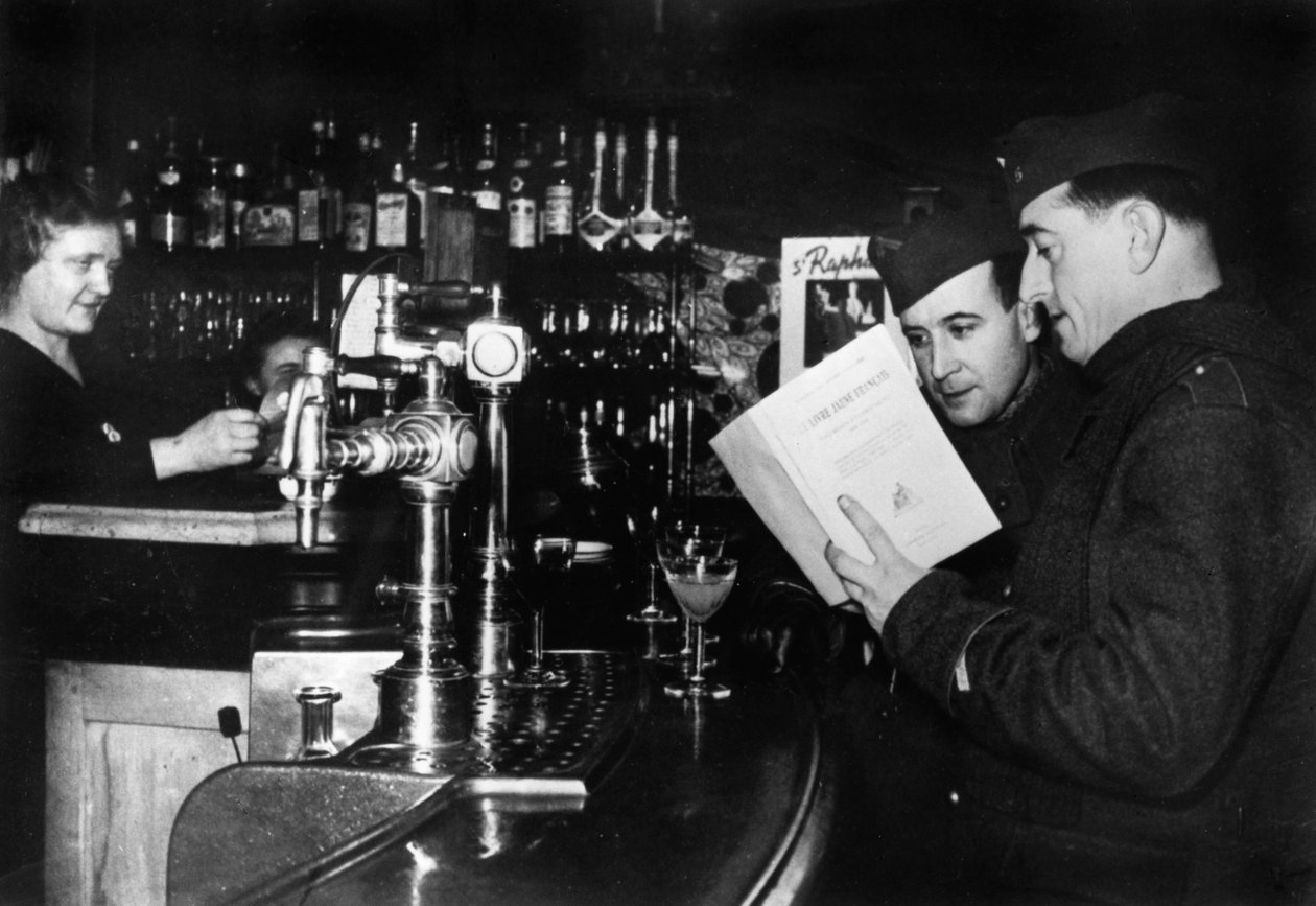 Dwóch francuskich żołnierzy na przepustce w kawiarni, ok. 1939-1940 autorstwa Unbekannt