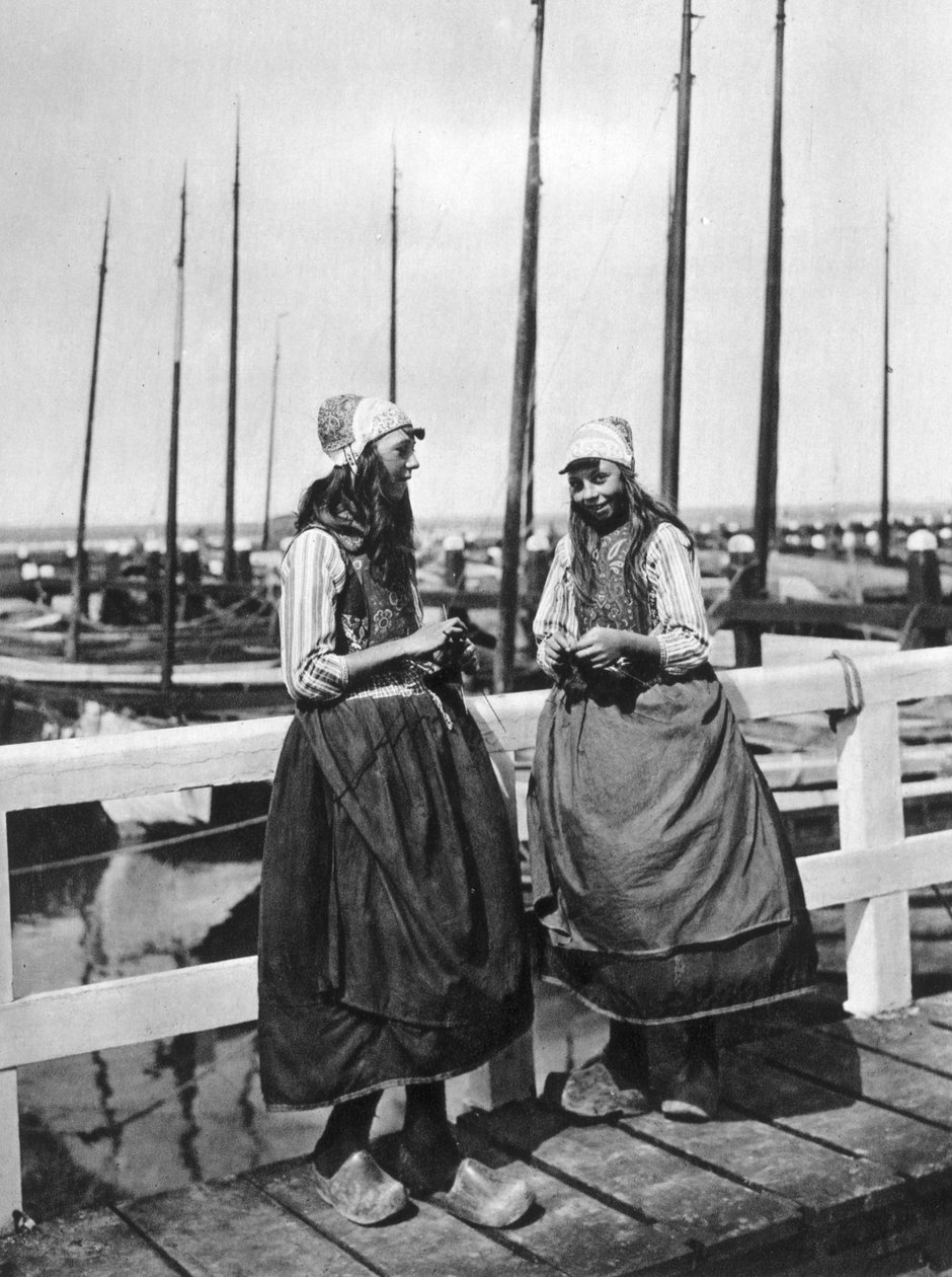 Dwie dziewczyny na lądowisku, Marken, Holandia, ok. 1934 autorstwa Unbekannt