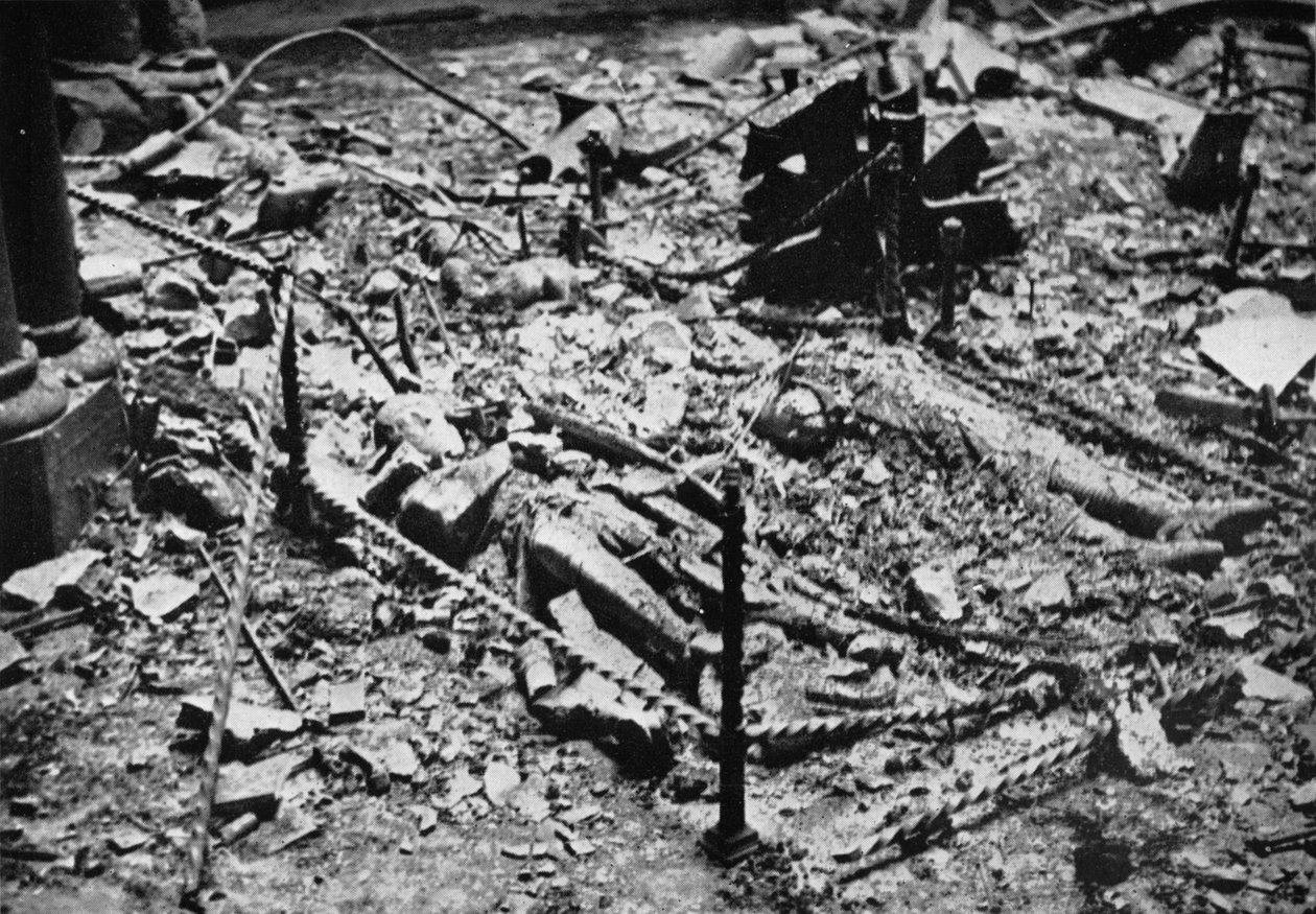 Dwie z wizerunków Rycerzy w kręgu Świątyni Świątyni, wypatroszone przez ogień, 1941 autorstwa Unbekannt