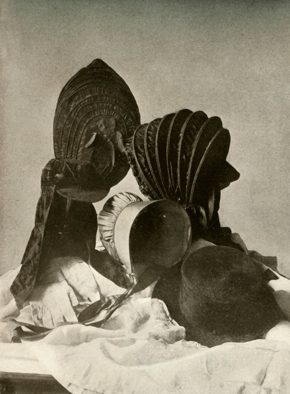 Dwie jedwabne kalasze, szpicruta, kwakierski czepiec, kapelusz, rękawiczki i spódnica, XVIII w., 1937. autorstwa Unbekannt