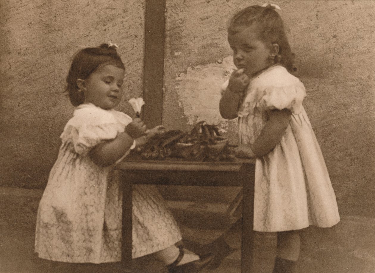 Dwie młode dziewczyny przy stole, 1937. autorstwa Unbekannt