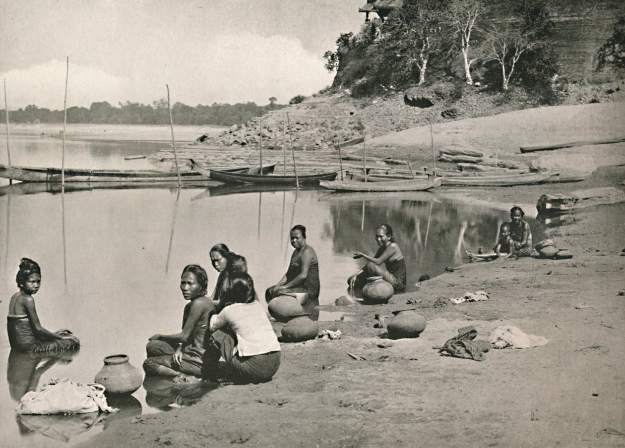 Typowa scena nadrzeczna na wielkich Irrawaddach - Kobiety kąpiące się i czerpiące wodę, 1900. autorstwa Unbekannt
