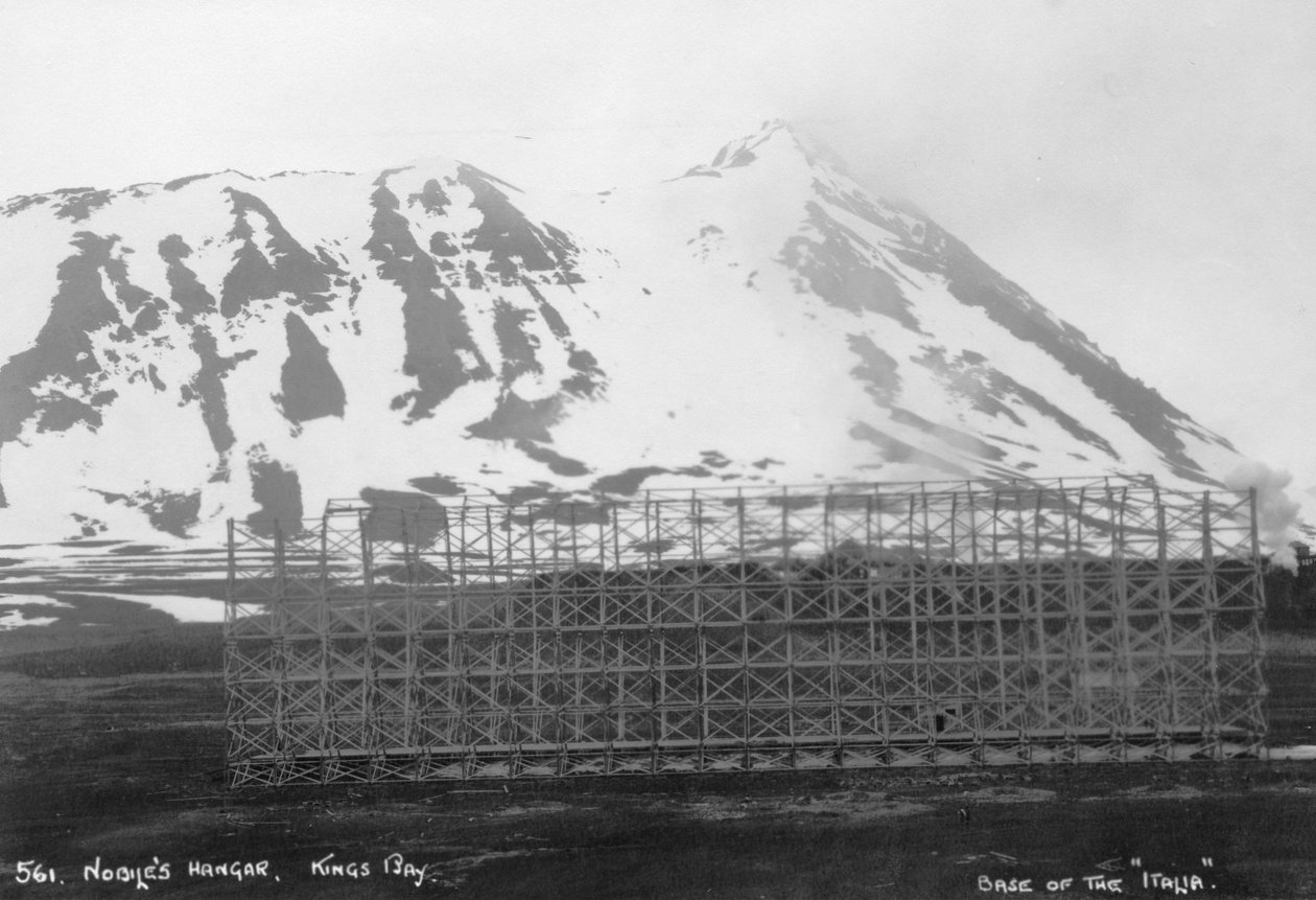 Hangar Umberto Nobiles, baza sterowca Italia, Kongsfjorden, Spitzbergen, Norwegia, 1929 autorstwa Unbekannt