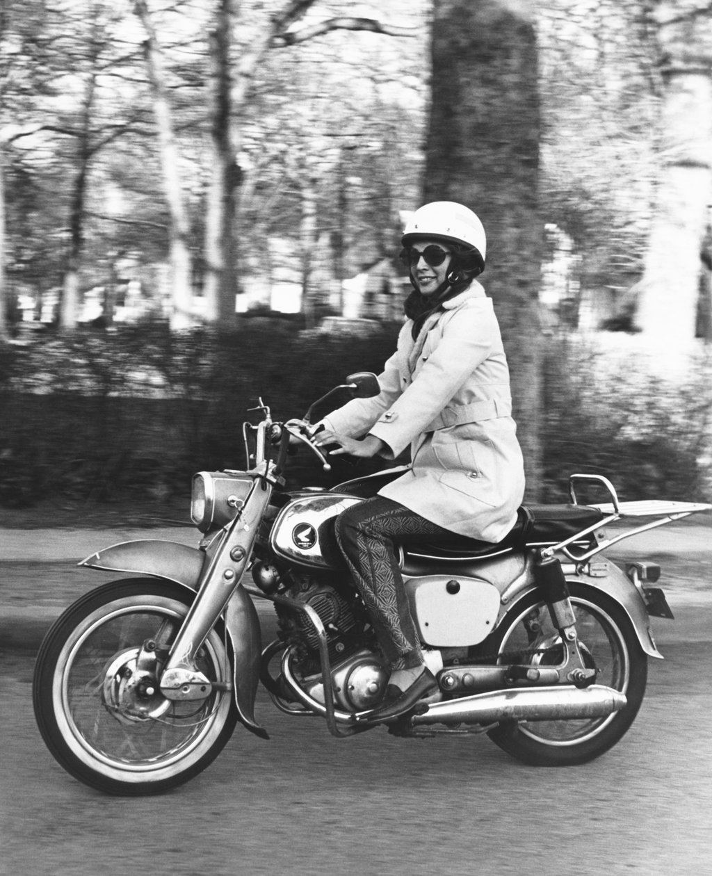 Stany Zjednoczone: ok. 1961 Kobieta na motocyklu Honda 160. (zdjęcie czarno-białe) autorstwa Unbekannt