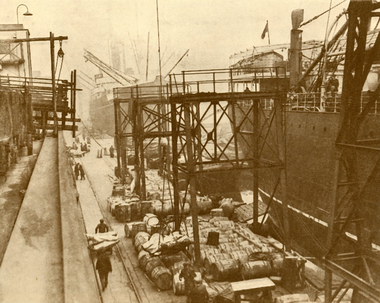 Rozładunek statków spożywczych w Royal Albert Docks, Londyn, ok. 1930. autorstwa Unbekannt