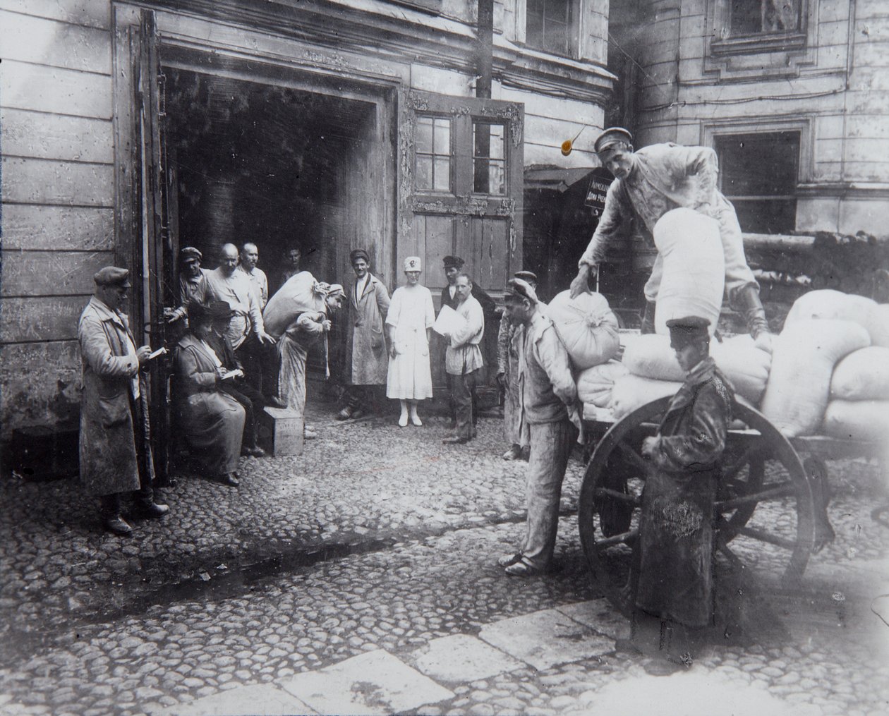 Rozładunek żywności, Dom Naukowców, Piotrogród, Rosja, c1920-c1924 autorstwa Unbekannt