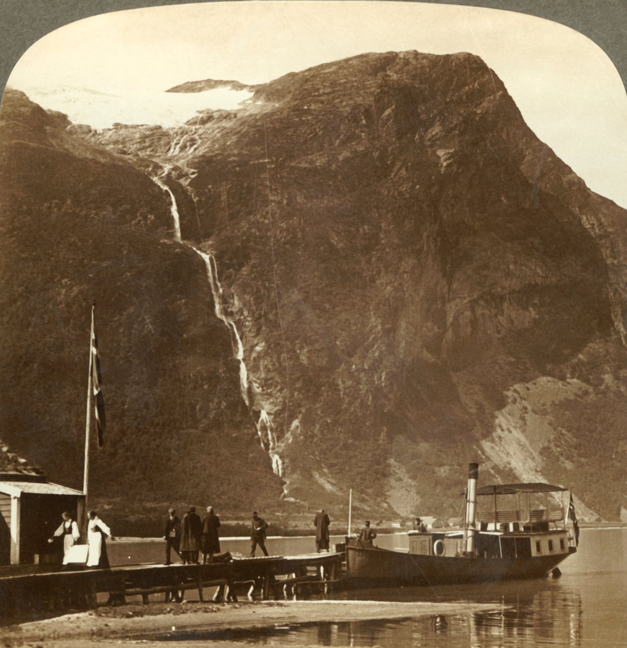 Utigards Falls z lodowca Ravnefjeld nad jeziorem Loen - z Naesdal, Norwegia, ok. 1905. autorstwa Unbekannt