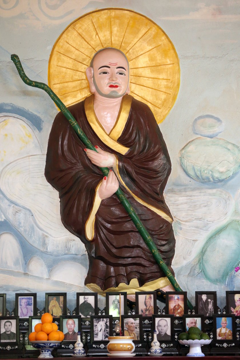 Buddyjski klasztor Van Hanh Zen. Mnich buddyjski nad wietnamskim ołtarzem dla przodków. Cześć zmarłych. Dalat. Wietnam autorstwa Unbekannt