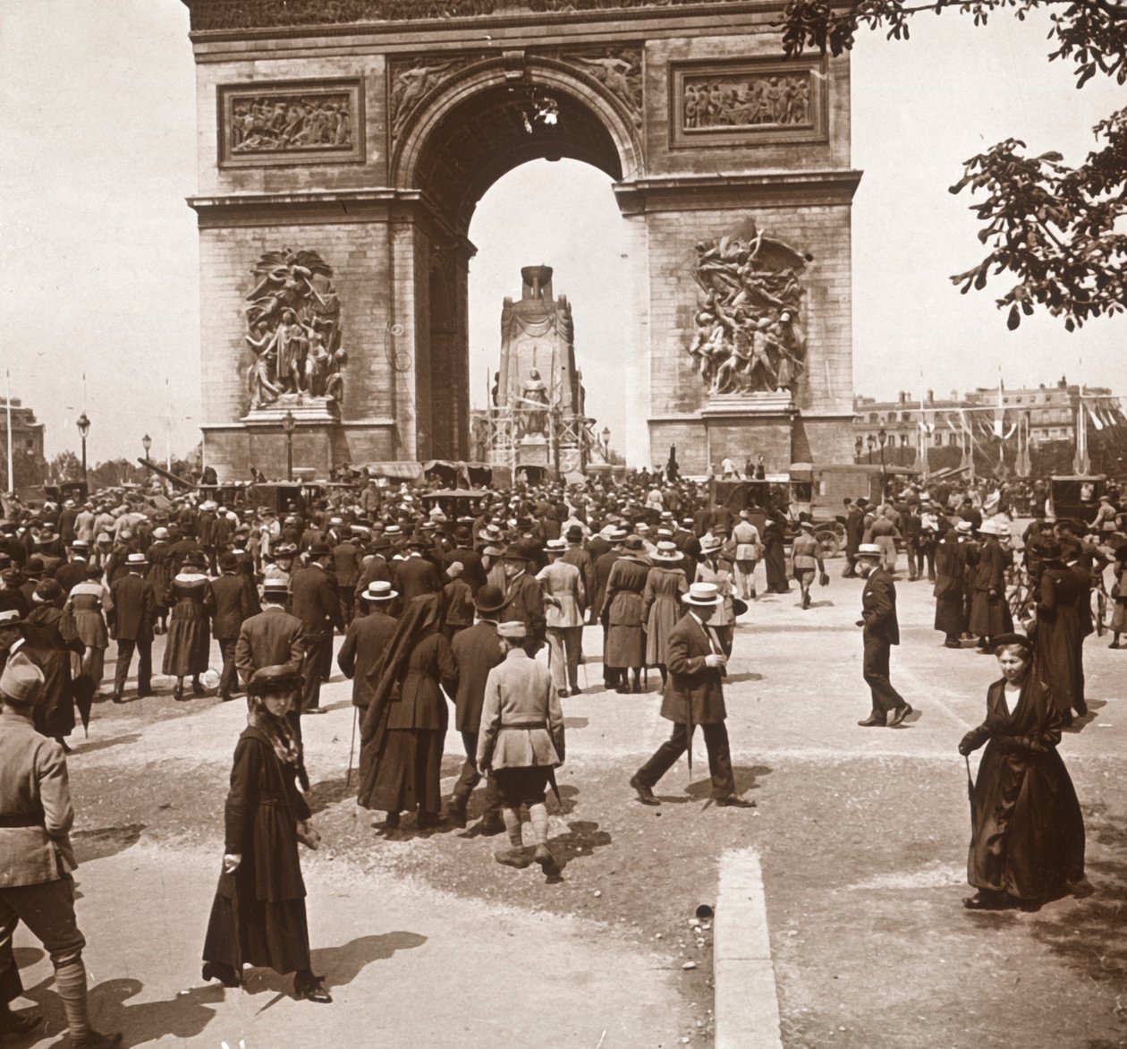 Święto zwycięstwa, cywile pod Łukiem Triumfalnym, Paryż, Francja, lipiec 1919. autorstwa Unbekannt