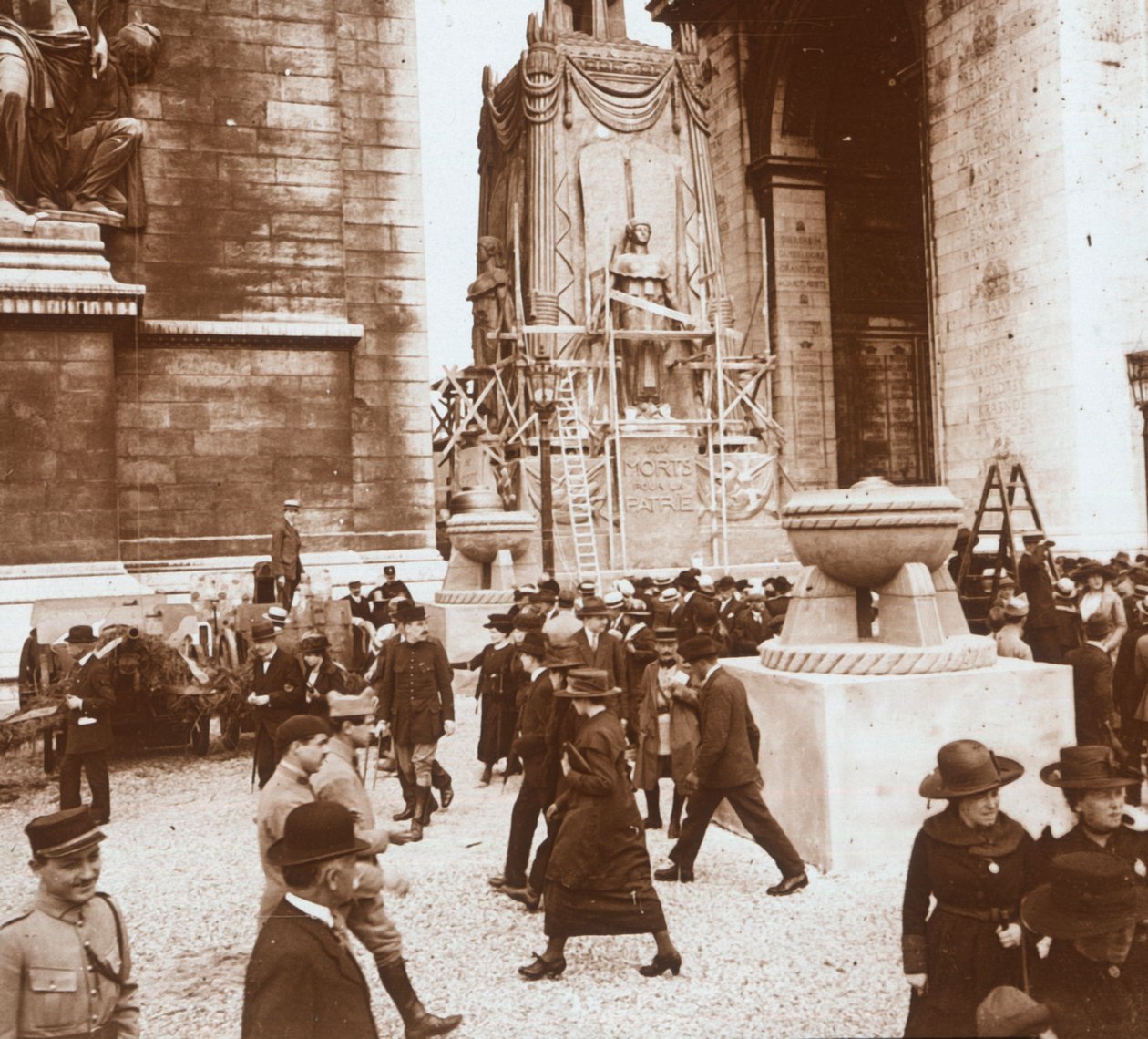 Święto zwycięstwa, cywile pod Łukiem Triumfalnym, Paryż, Francja, lipiec 1919 autorstwa Unbekannt