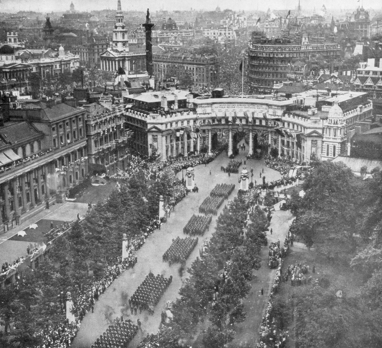 Parada zwycięstwa przechodząca przez Łuk Admiralicji i w dół Mall, 19 lipca 1919, 1926 autorstwa Unbekannt