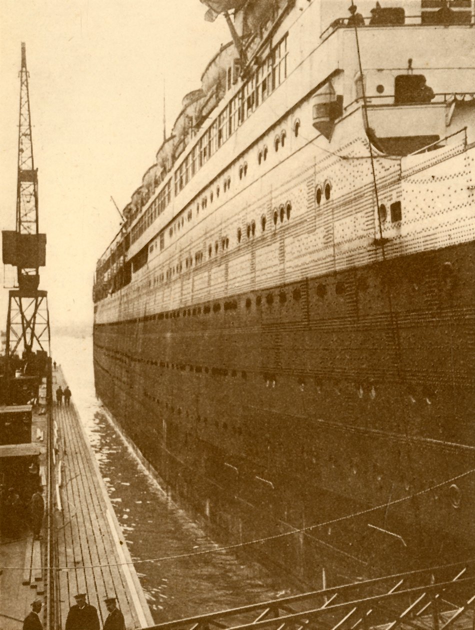 Widok na prawą burtę statku Majestic, gdy wchodziła do pływającego suchego doku, ok. 1930 r. autorstwa Unbekannt