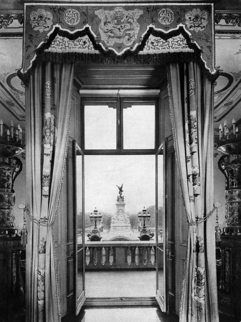 Widok na pomnik Wiktorii od wewnątrz Pałacu Buckingham, Londyn, 1935 autorstwa Unbekannt