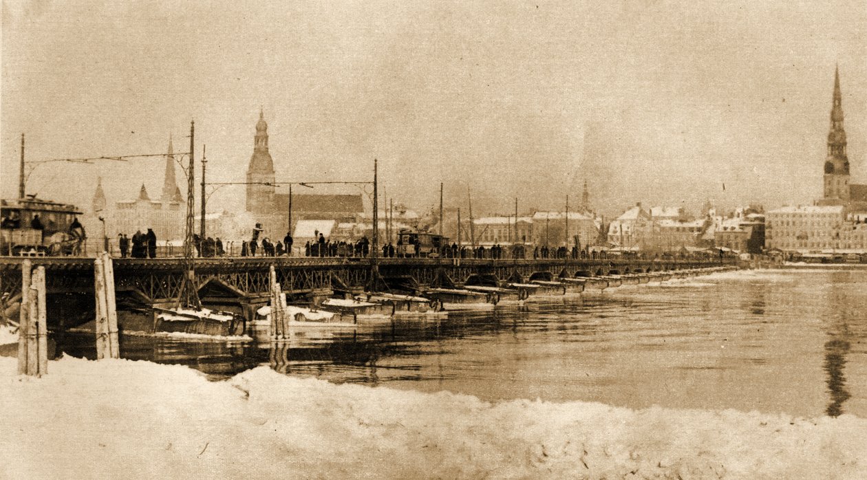 Widok na most pływający na rzece Dwinie, Ryga, Łotwa. 1915 (foto) autorstwa Unbekannt