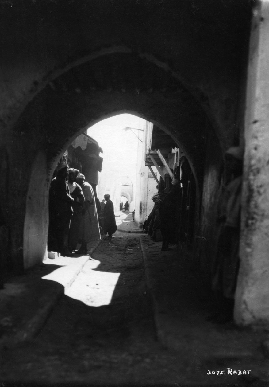 Widok przez bramę, Rabat, Maroko, c1920-c1930s autorstwa Unbekannt