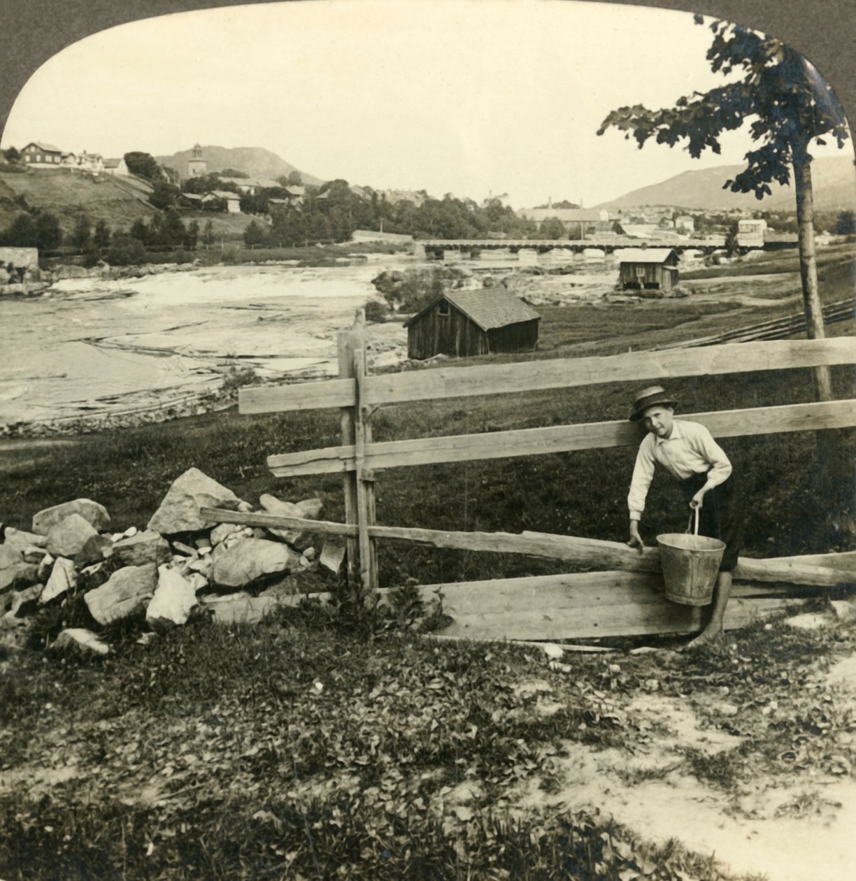 Wiejski kościół i domy Kongsberg, obok bystrza Laagen, Norwegia, ok. 1905. autorstwa Unbekannt
