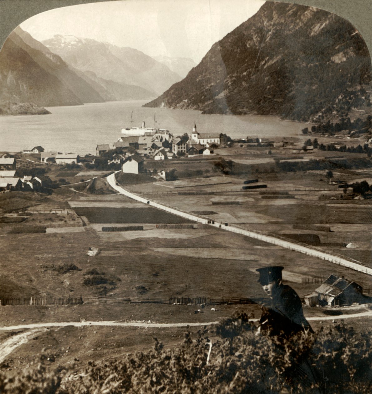 Dachy wioski i słoneczne pola Odde, N. w górę wąskiego, otoczonego górami Sorfjord, Norwegia, 1905. autorstwa Unbekannt