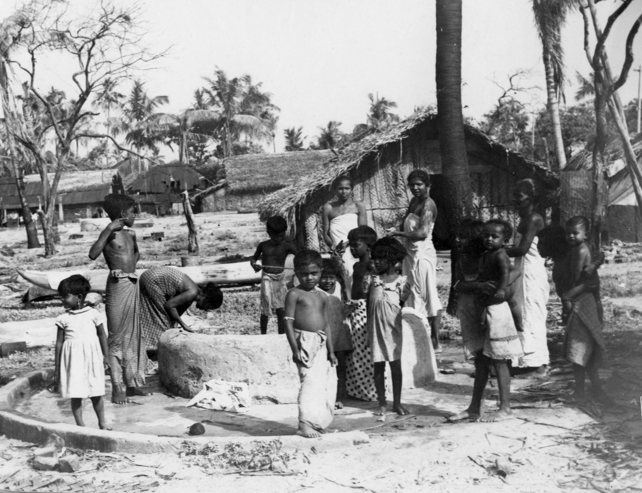Scena wiejska, Trincomalee, Cejlon, 1945 autorstwa Unbekannt