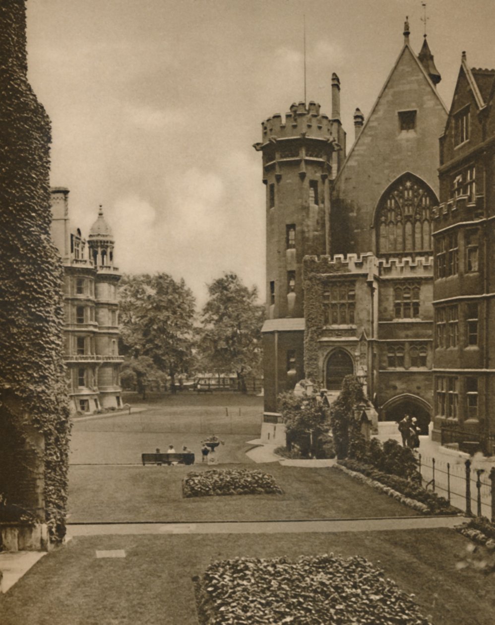 Widok ogrodów środkowej świątyni z dziedzińca z fontanną, ok. 1935 r. autorstwa Unbekannt