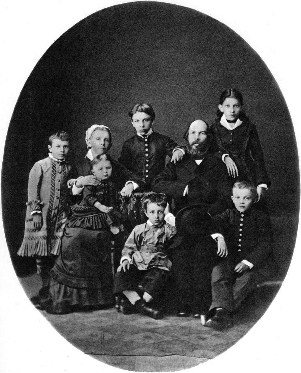 Władimir Uljanow Lenin jako uczeń gimnazjum, z rodziną, Simbirsk, Rosja, 1879 autorstwa Unbekannt
