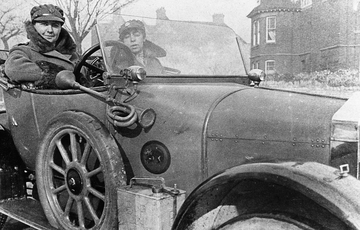 Ochotnicze kobiety-kierowcy w Wolseley, przekazane na cele wojny, Cambridge, I wojna światowa, 1915 autorstwa Unbekannt