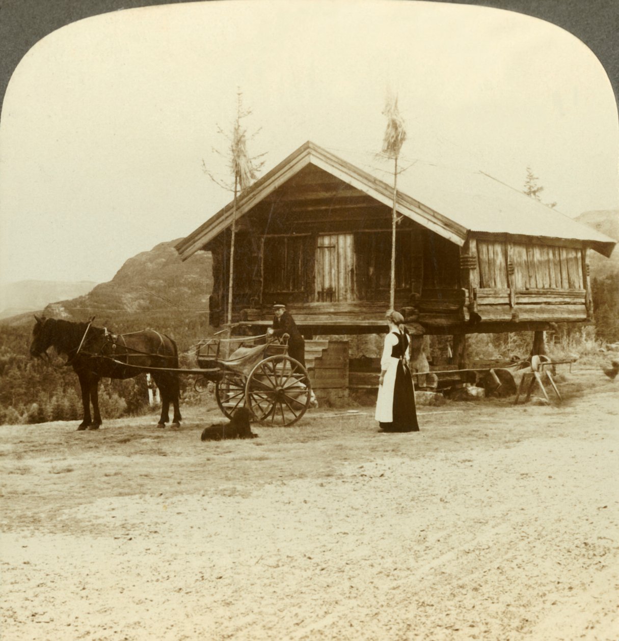 Oczekiwanie na pasażerów na drodze w pobliżu Bolkesjo w Norwegii, ok. 1905. autorstwa Unbekannt