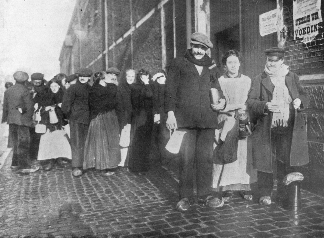 Oczekiwanie na racje pomocy w Brugii, 1915 autorstwa Unbekannt