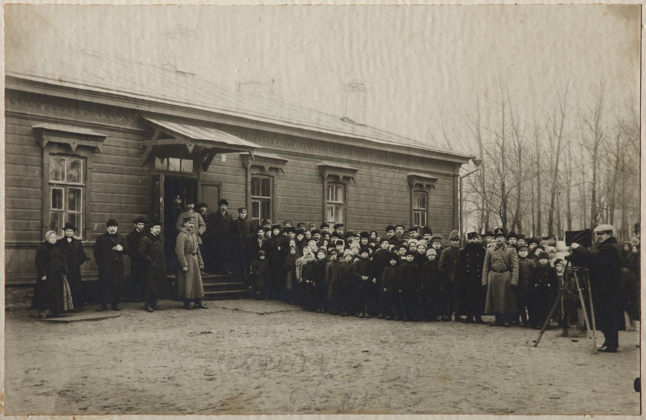 Oczekiwanie na usunięcie ciała Lwa Tołstoja na stacji Astapovo, 20 listopada 1910, 1910 autorstwa Unbekannt