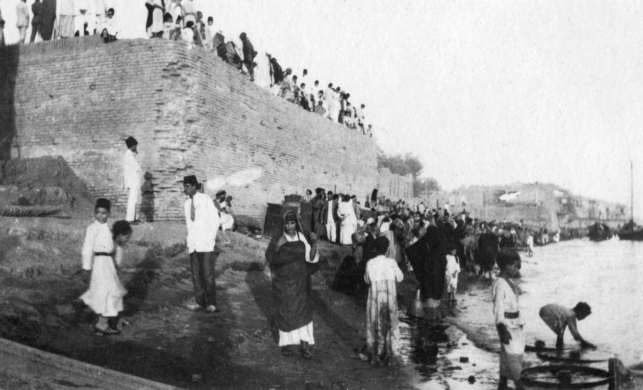 Oczekiwanie na przybycie barek wojskowych, Tygrys, Bagdad, Irak, 1917-1919 autorstwa Unbekannt