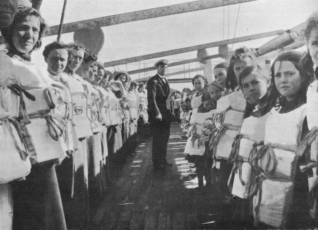 Ćwiczenie pasa ratunkowego z czasów wojny na pokładzie liniowca oceanicznego, 1915 r autorstwa Unbekannt